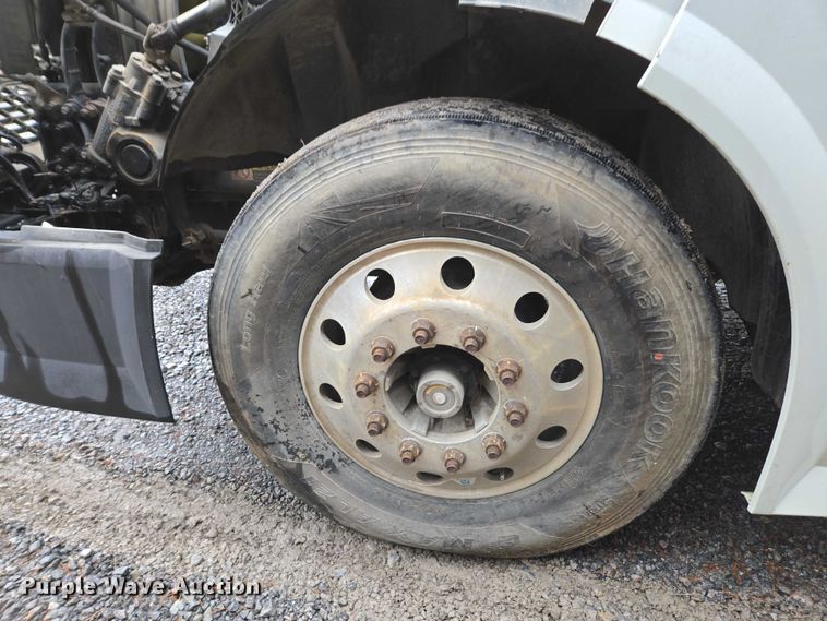 image for item DU2564 2011 Volvo VNL semi truck