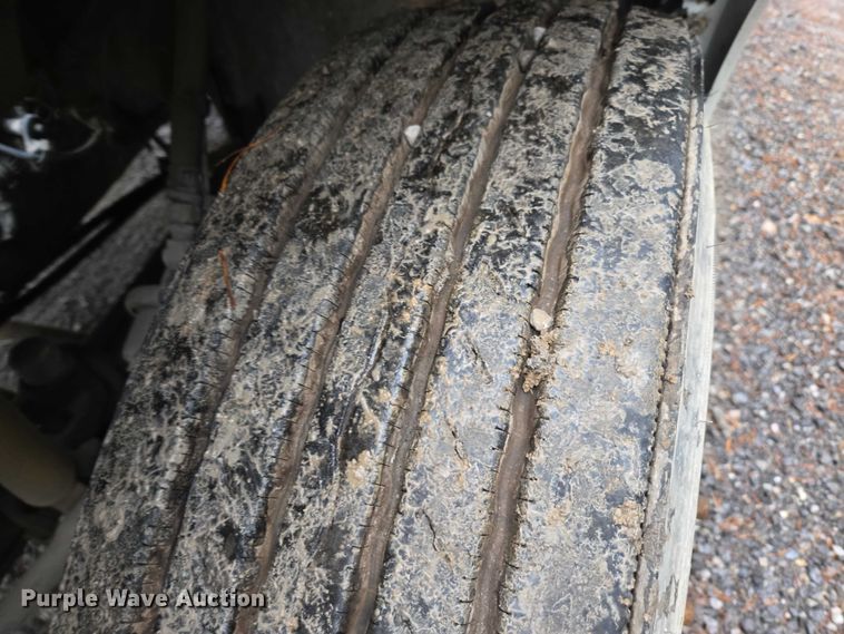 image for item DU2564 2011 Volvo VNL semi truck