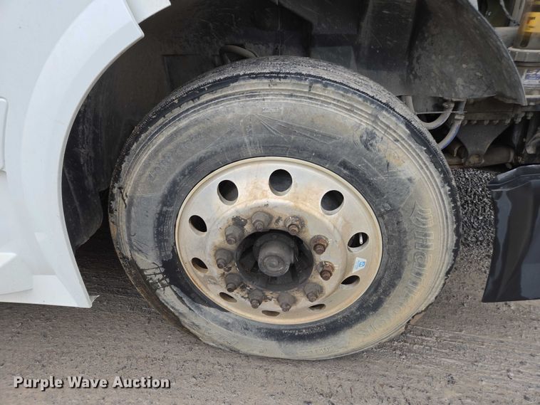 image for item DU2564 2011 Volvo VNL semi truck