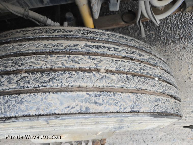 image for item DU2564 2011 Volvo VNL semi truck