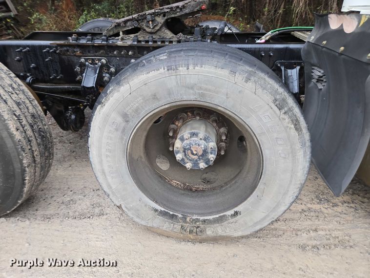 image for item DU2564 2011 Volvo VNL semi truck