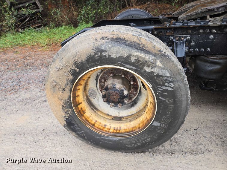 image for item DU2564 2011 Volvo VNL semi truck