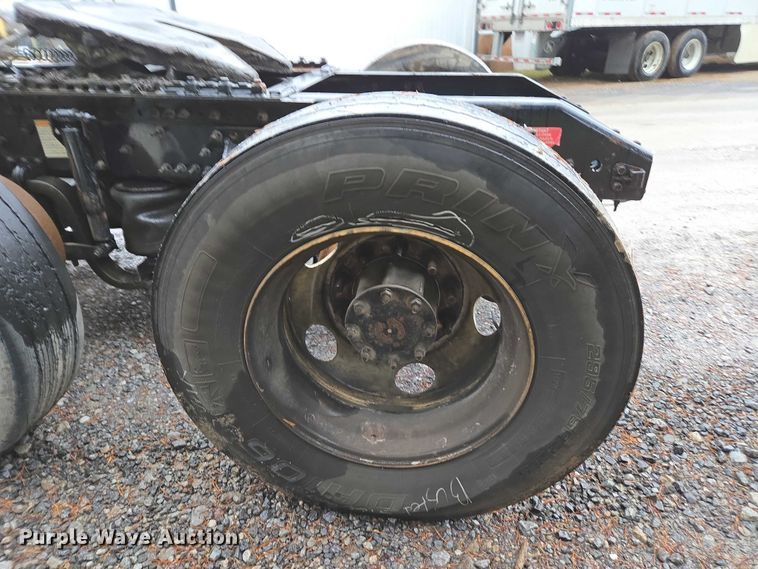 image for item DU2564 2011 Volvo VNL semi truck