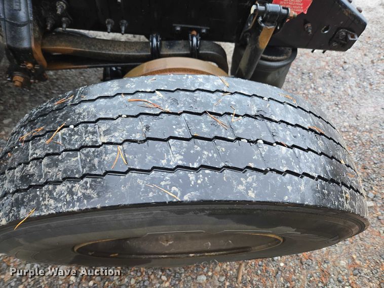 image for item DU2564 2011 Volvo VNL semi truck