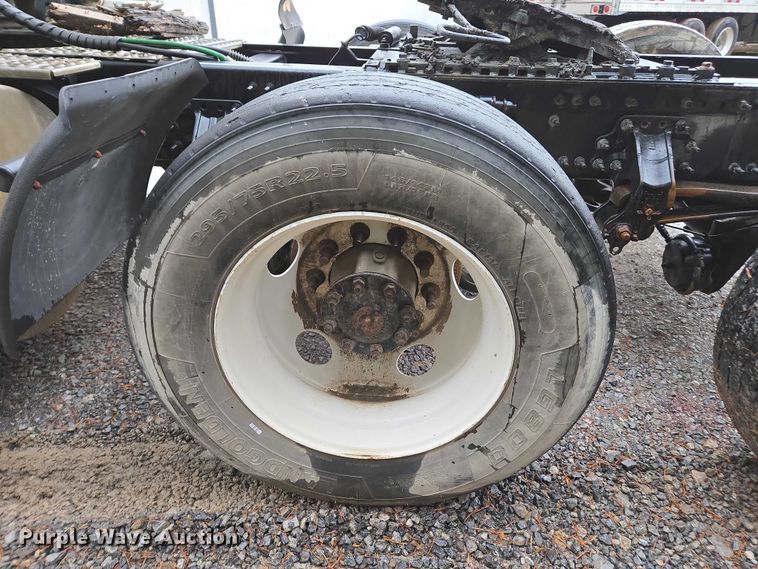 image for item DU2564 2011 Volvo VNL semi truck