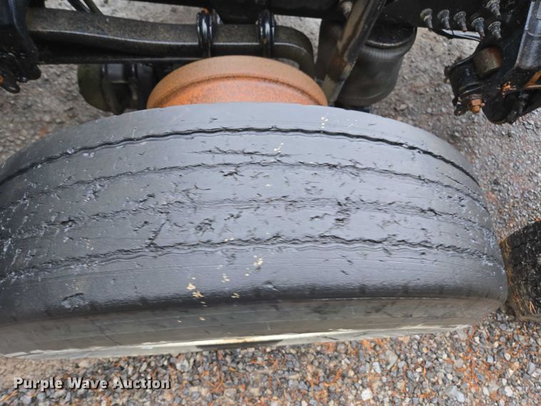 image for item DU2564 2011 Volvo VNL semi truck