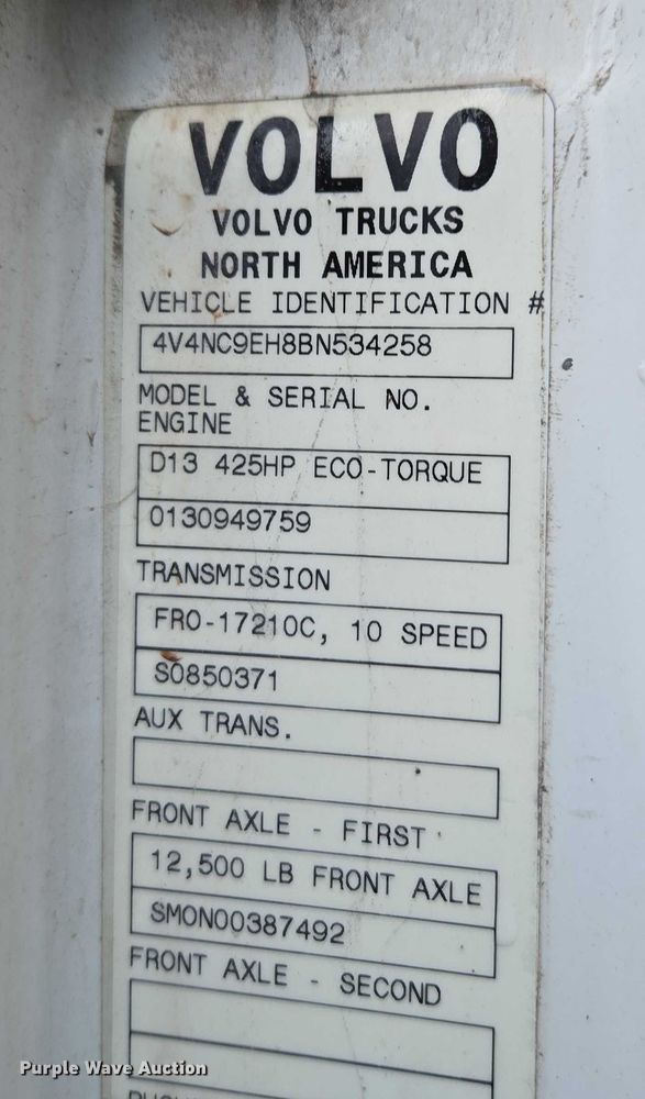 image for item DU2564 2011 Volvo VNL semi truck