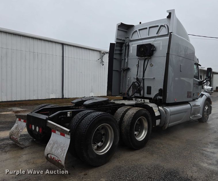 image for item DU2565 2016 Peterbilt 579 semi truck