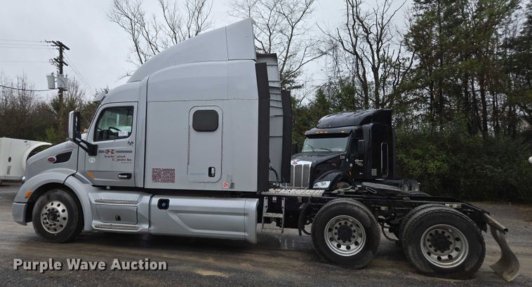 image for item DU2565 2016 Peterbilt 579 semi truck