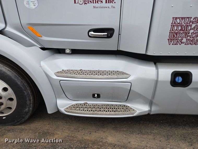 image for item DU2565 2016 Peterbilt 579 semi truck