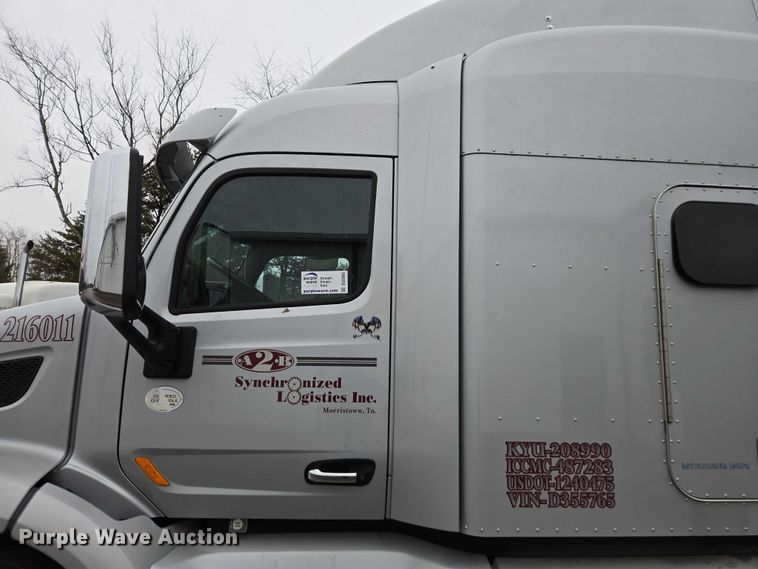 image for item DU2565 2016 Peterbilt 579 semi truck