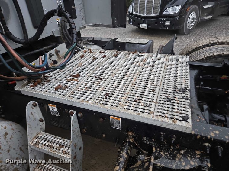 image for item DU2565 2016 Peterbilt 579 semi truck