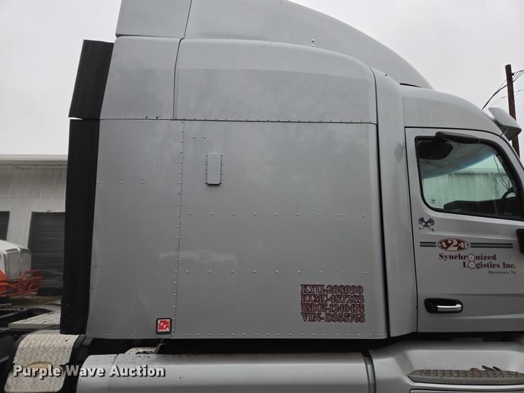 image for item DU2565 2016 Peterbilt 579 semi truck