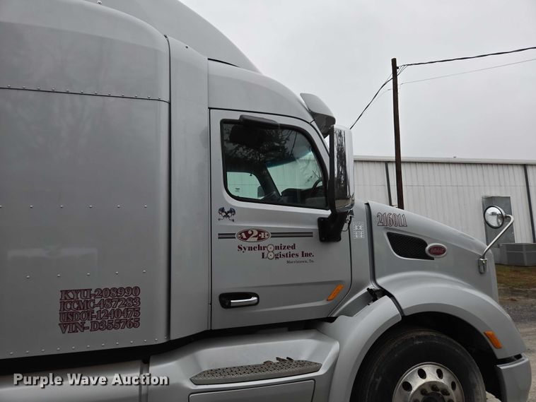 image for item DU2565 2016 Peterbilt 579 semi truck