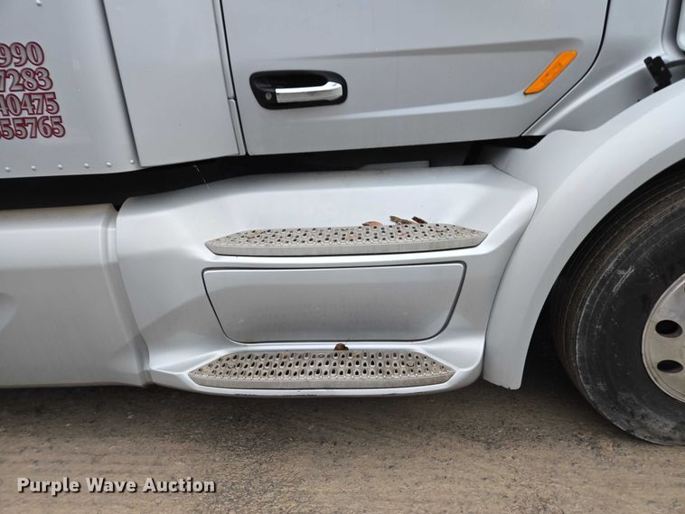image for item DU2565 2016 Peterbilt 579 semi truck