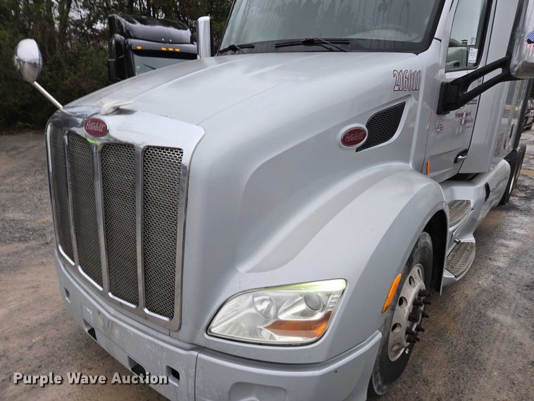 image for item DU2565 2016 Peterbilt 579 semi truck