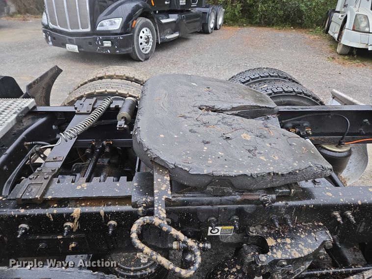 image for item DU2565 2016 Peterbilt 579 semi truck