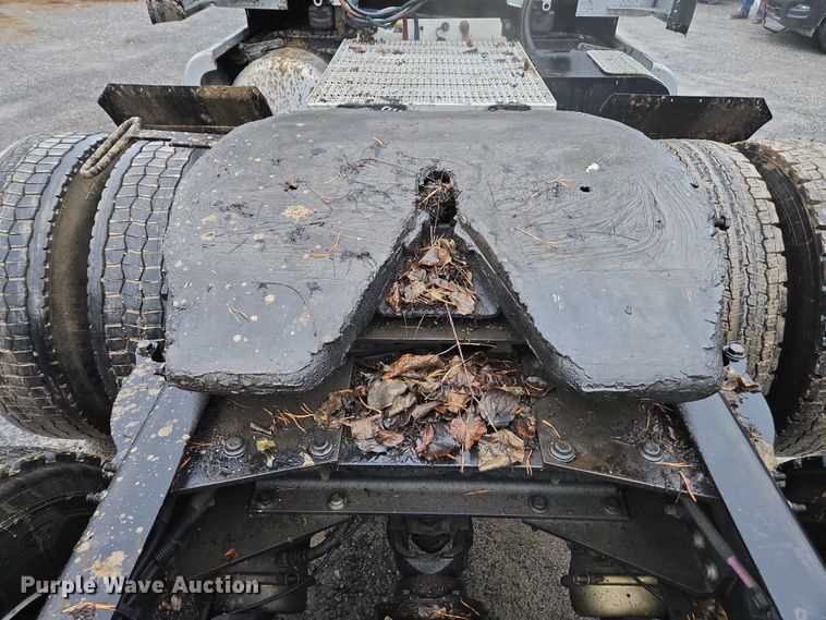 image for item DU2565 2016 Peterbilt 579 semi truck