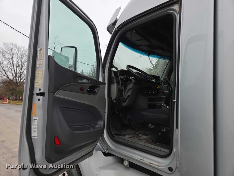 image for item DU2565 2016 Peterbilt 579 semi truck