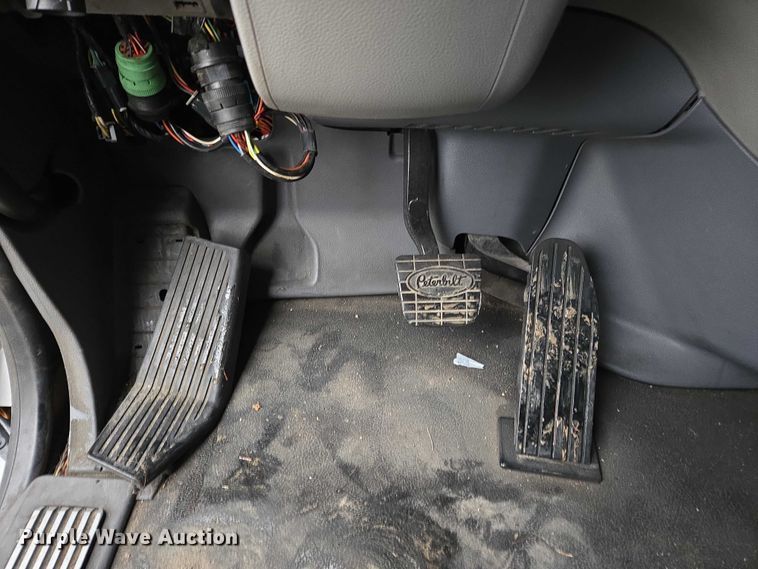 image for item DU2565 2016 Peterbilt 579 semi truck