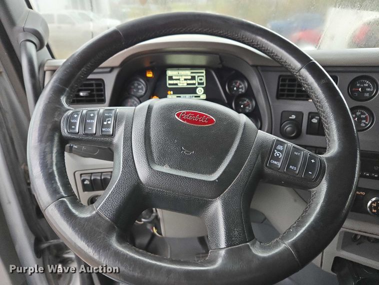 image for item DU2565 2016 Peterbilt 579 semi truck