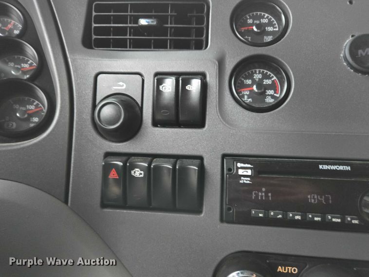 image for item DU2565 2016 Peterbilt 579 semi truck