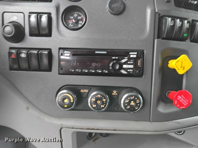 image for item DU2565 2016 Peterbilt 579 semi truck