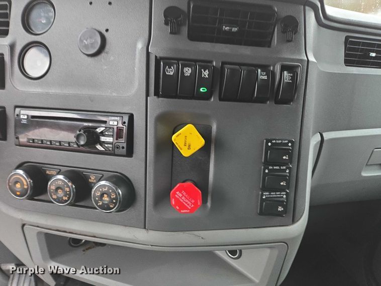 image for item DU2565 2016 Peterbilt 579 semi truck