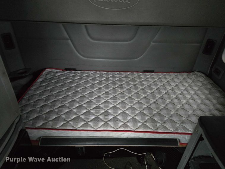 image for item DU2565 2016 Peterbilt 579 semi truck