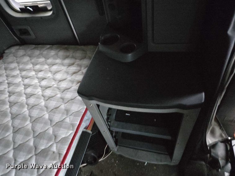 image for item DU2565 2016 Peterbilt 579 semi truck