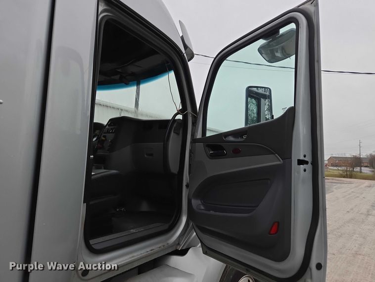 image for item DU2565 2016 Peterbilt 579 semi truck