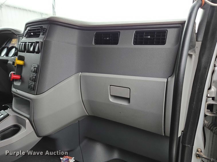 image for item DU2565 2016 Peterbilt 579 semi truck