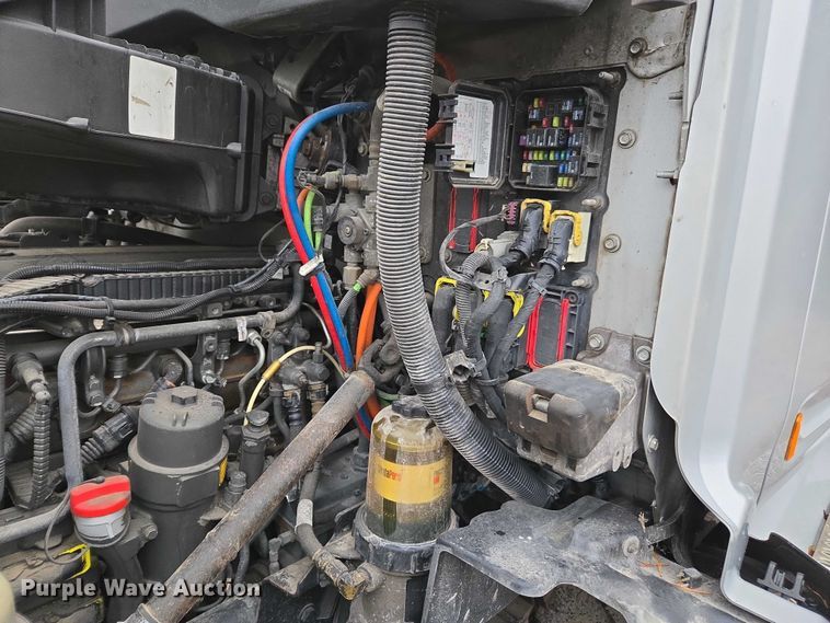 image for item DU2565 2016 Peterbilt 579 semi truck