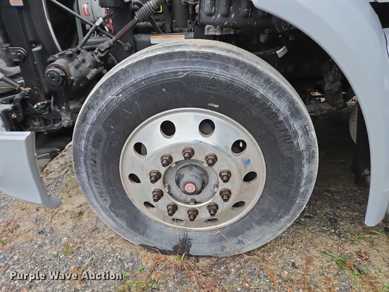 image for item DU2565 2016 Peterbilt 579 semi truck