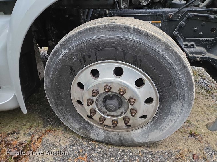 image for item DU2565 2016 Peterbilt 579 semi truck