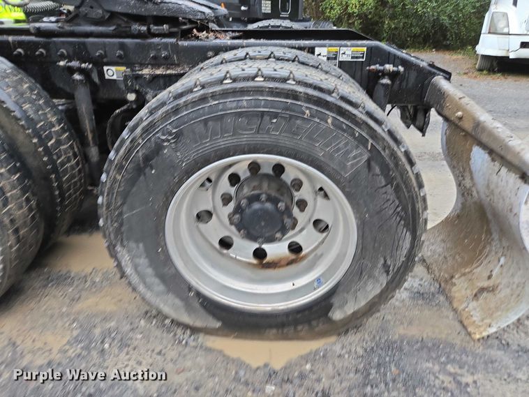 image for item DU2565 2016 Peterbilt 579 semi truck