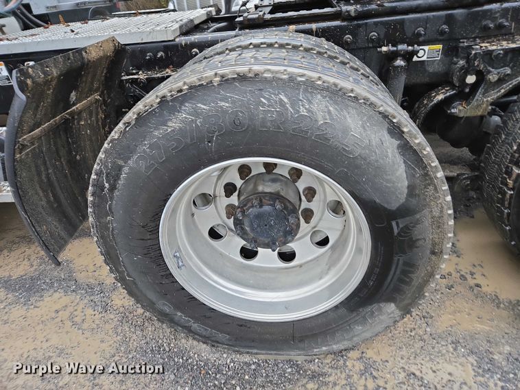 image for item DU2565 2016 Peterbilt 579 semi truck