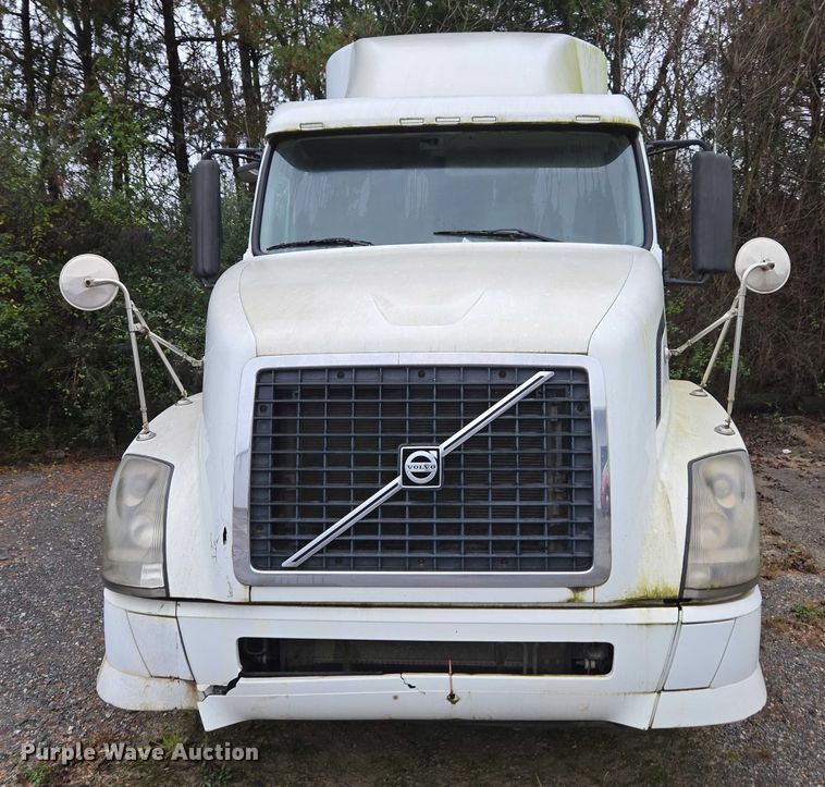image for item DU2566 2012 Volvo VNL semi truck