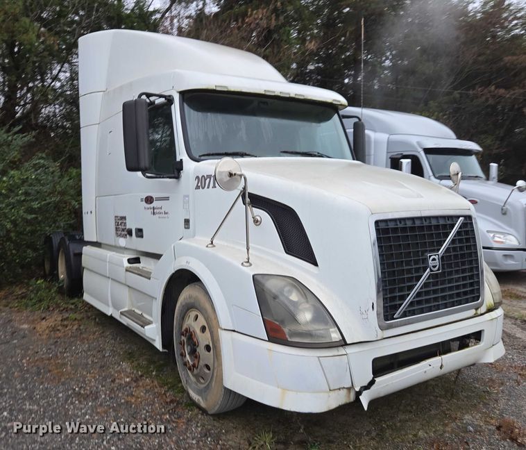 image for item DU2566 2012 Volvo VNL semi truck