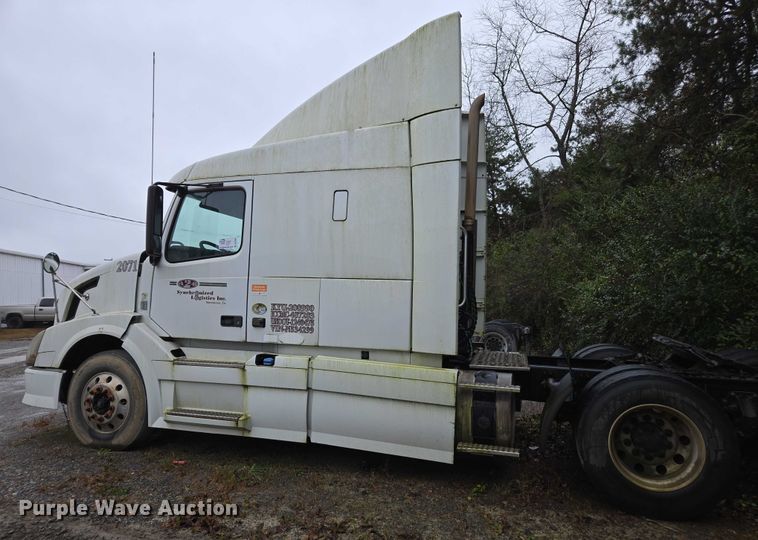 image for item DU2566 2012 Volvo VNL semi truck