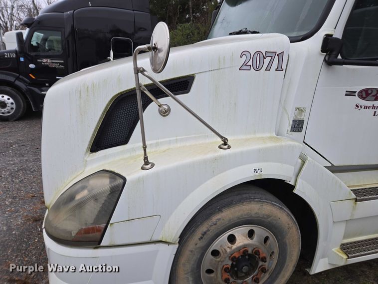 image for item DU2566 2012 Volvo VNL semi truck