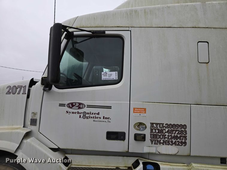 image for item DU2566 2012 Volvo VNL semi truck