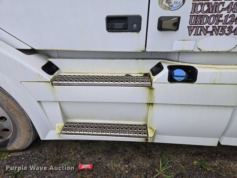 image for item DU2566 2012 Volvo VNL semi truck