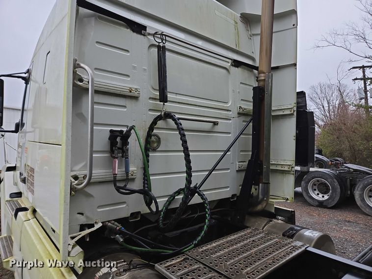 image for item DU2566 2012 Volvo VNL semi truck