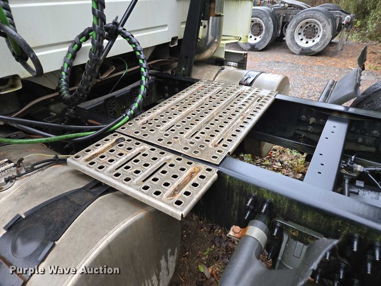 image for item DU2566 2012 Volvo VNL semi truck