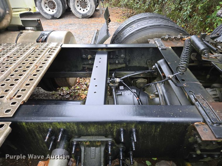 image for item DU2566 2012 Volvo VNL semi truck