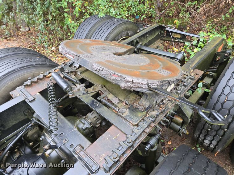 image for item DU2566 2012 Volvo VNL semi truck