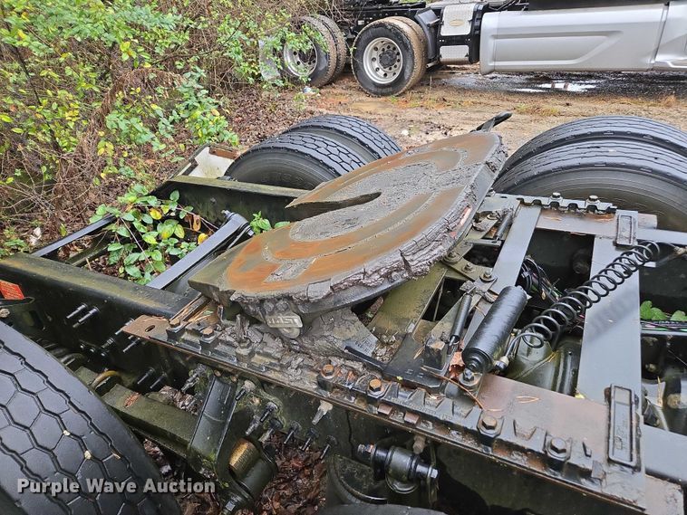 image for item DU2566 2012 Volvo VNL semi truck