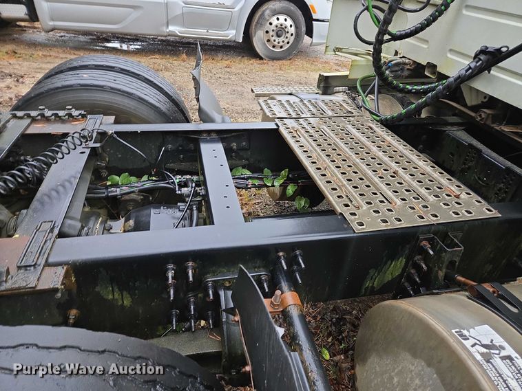 image for item DU2566 2012 Volvo VNL semi truck