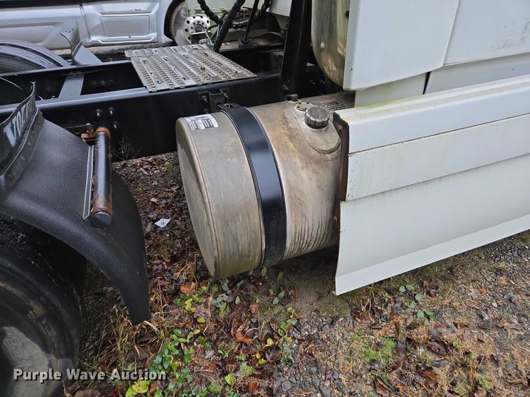 image for item DU2566 2012 Volvo VNL semi truck